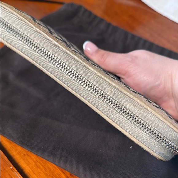 Gucci Beige and Black Diamanté Patterned Wallet - Picture 4 of 12